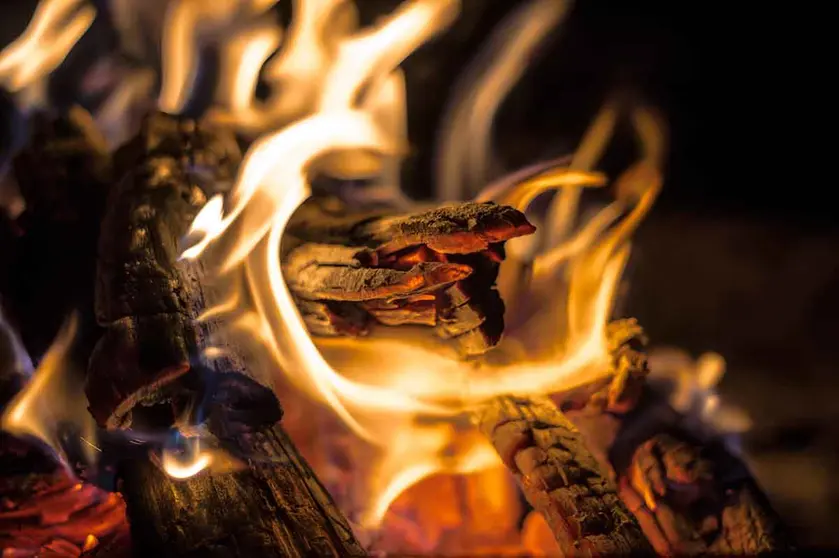 Cómo encender una estufa de leña. Foto Freepik.