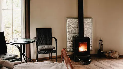 Cómo limpiar el hollín de una chimenea