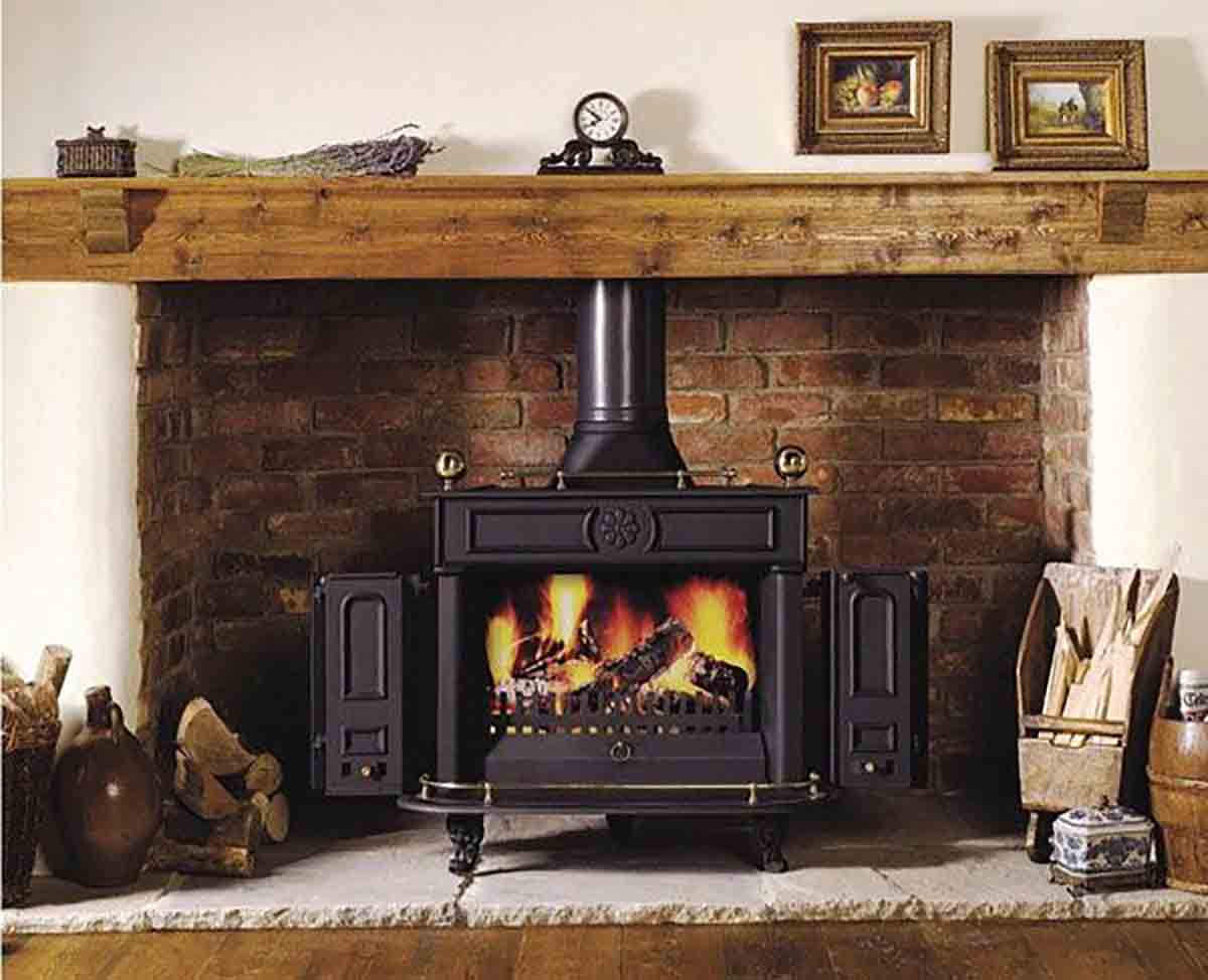 estufa de leña antigua restaurada
